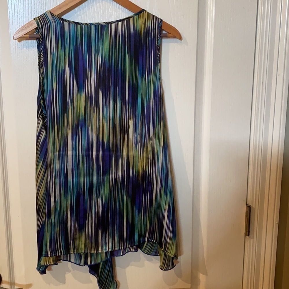 Dress Barn size L striped shorts sleeve V-neck top - Picture 3 of 4